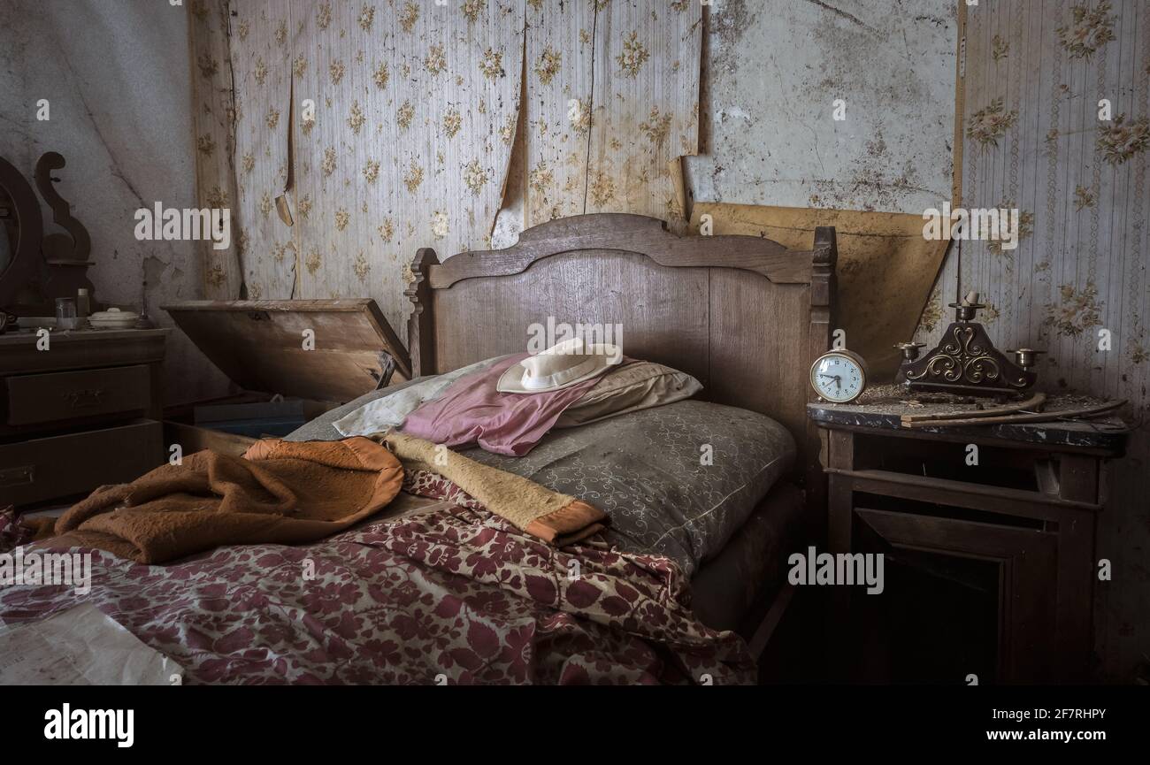 Old house bedroom interior Stock Photo Alamy