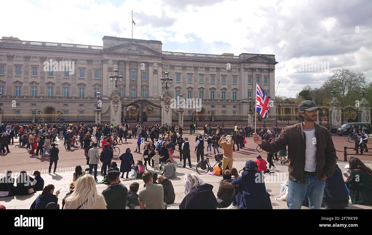 Crowds gather outside Buckingham Palace in Westminster to mourn the death of Prince Philip, April 2021 Stock Photo