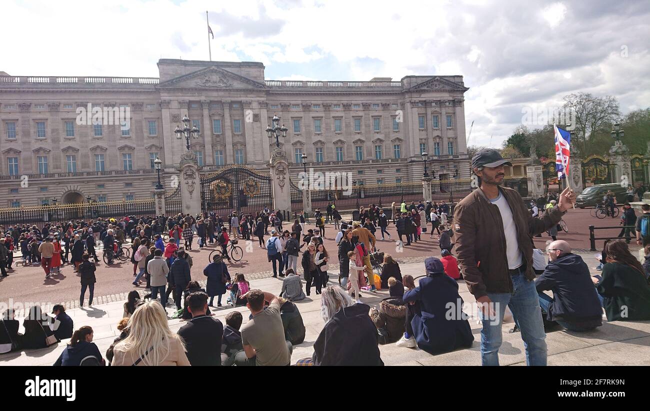 Crowds gather outside Buckingham Palace in Westminster to mourn the death of Prince Philip, April 2021 Stock Photo