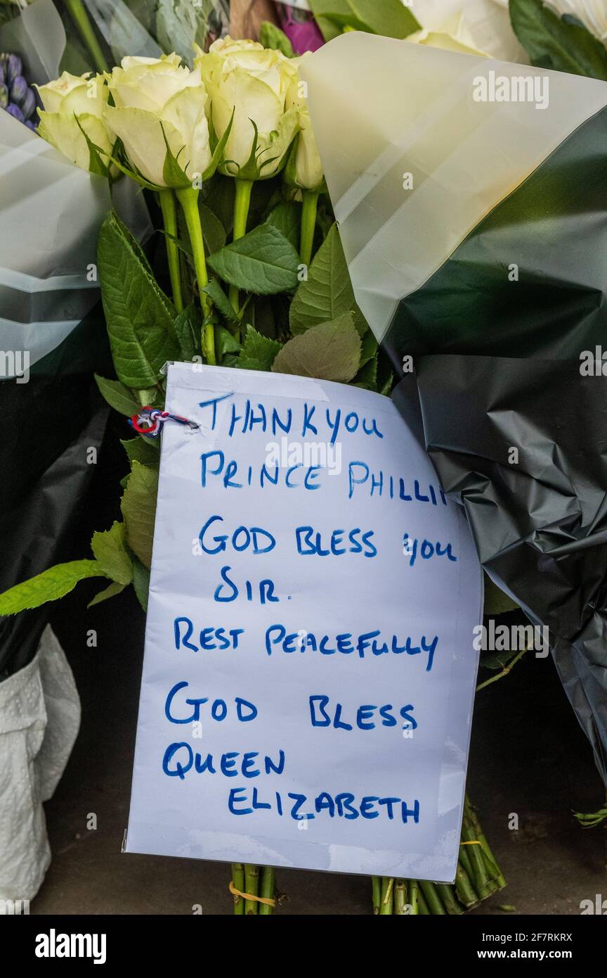London, UK. 9th Apr, 2021. HRH Prince Philip, the Duke of Edinburgh, has just died at Windsor Castle. People lay floral tributes, and the flag is lowered to half mast, at Buckingham Palace. Credit: Guy Bell/Alamy Live News Stock Photo