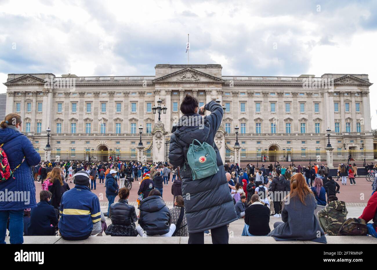 London, United Kingdom. 9th April 2021. Crowds gather outside Buckingham Palace in tribute to Prince Philip. The Duke of Edinburgh died today, aged 99. Credit: Vuk Valcic/Alamy Live News Stock Photo