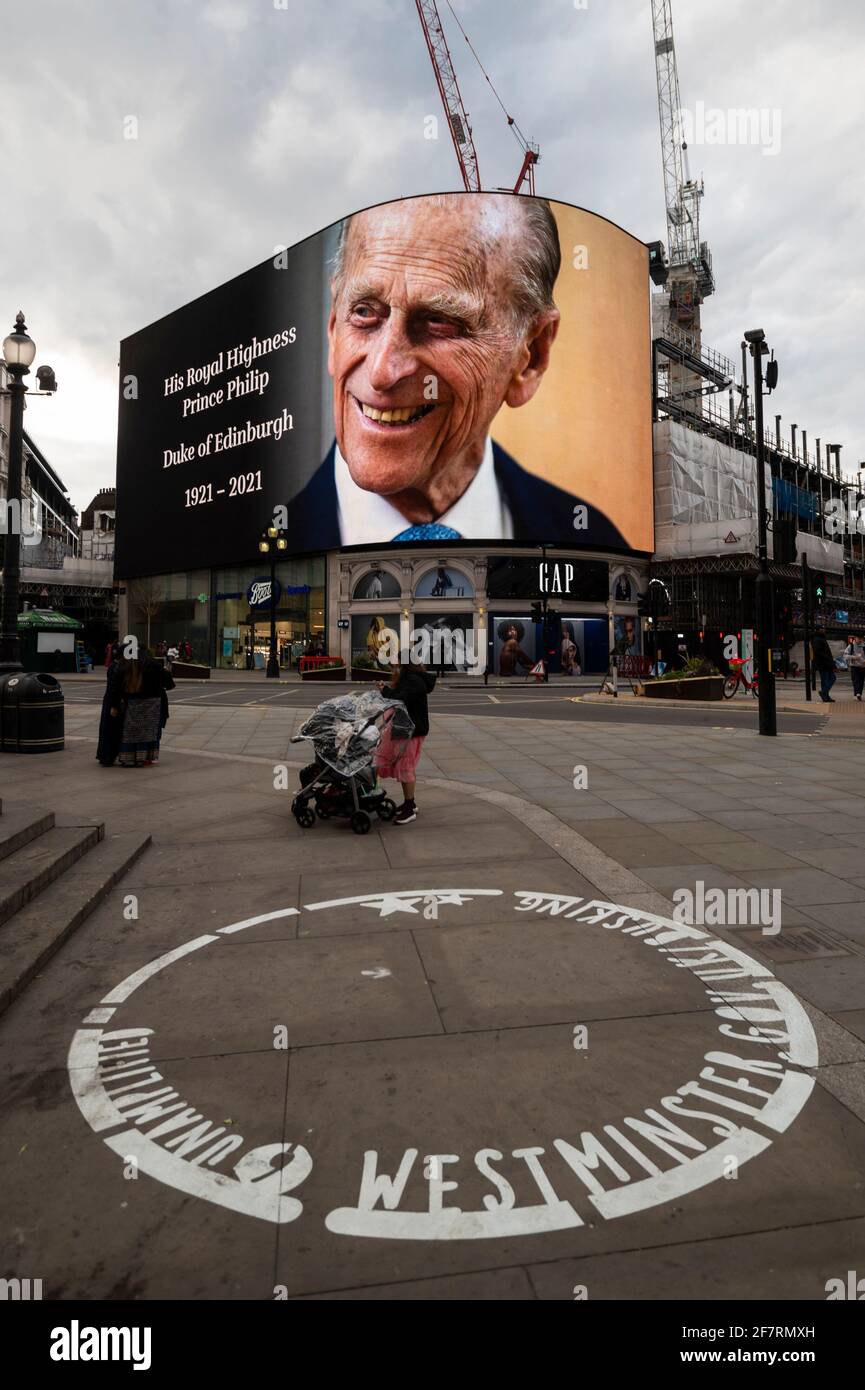 London, UK.  9 April 2021. A tribute is displayed on a digital screen in Piccadilly Circus after the death of Prince Philip, aged 99, was announced. Credit: Stephen Chung / Alamy Live News Stock Photo