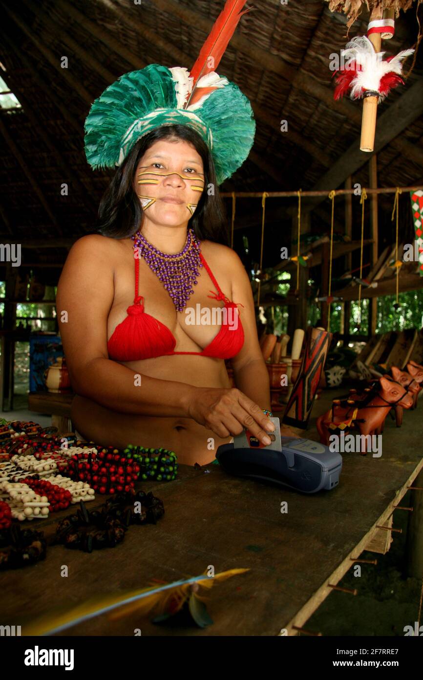 porto seguro, bahia / brazil - february 21, 2008: india pataxo da audeia  Jaqueira in the city of Porto Seguro, is seen using a credit card to pay  for Stock Photo - Alamy