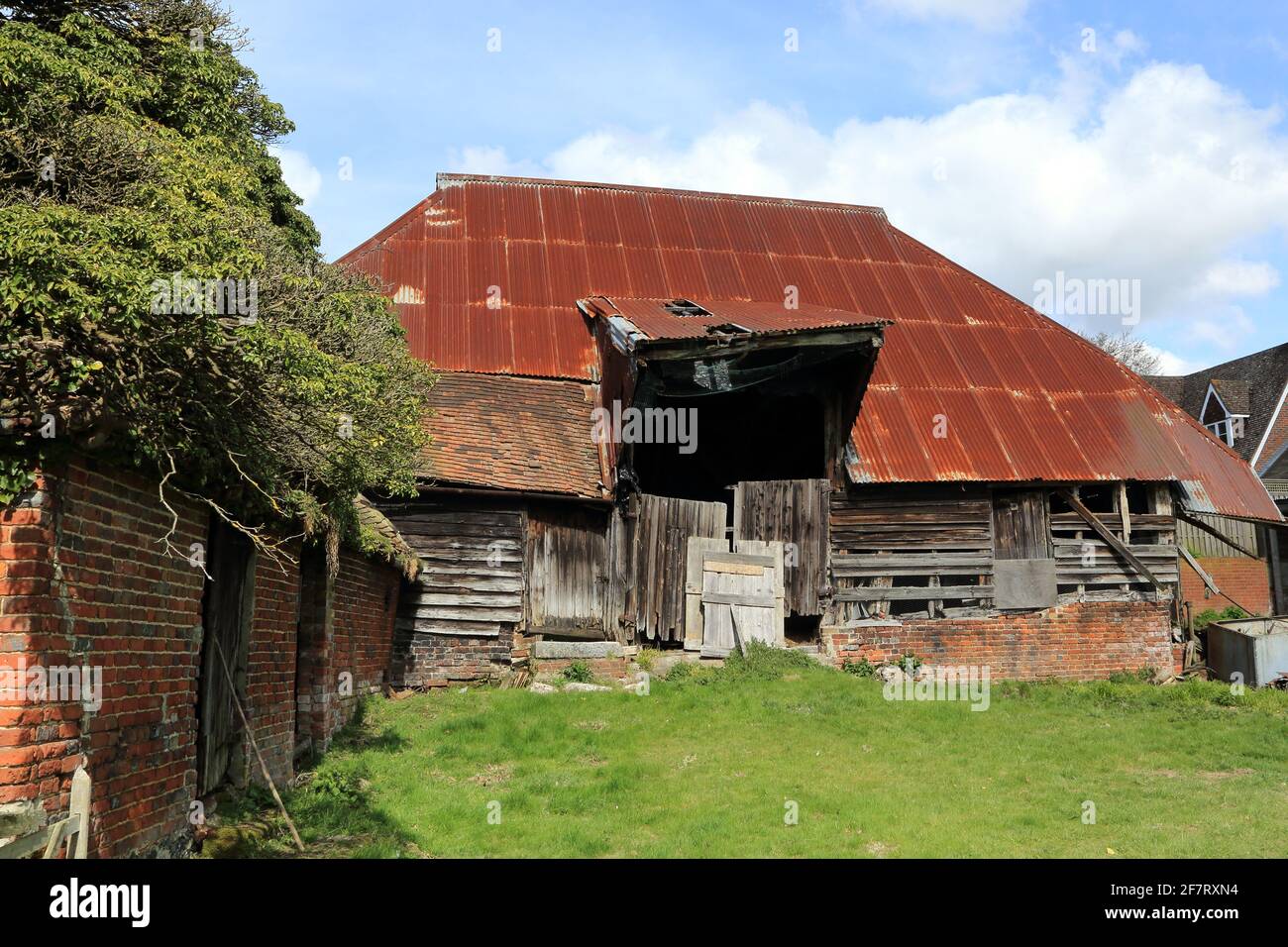 Tumble down farm barn, Stowting Hill, Stowting, Kent, England, United Kingdom Stock Photo