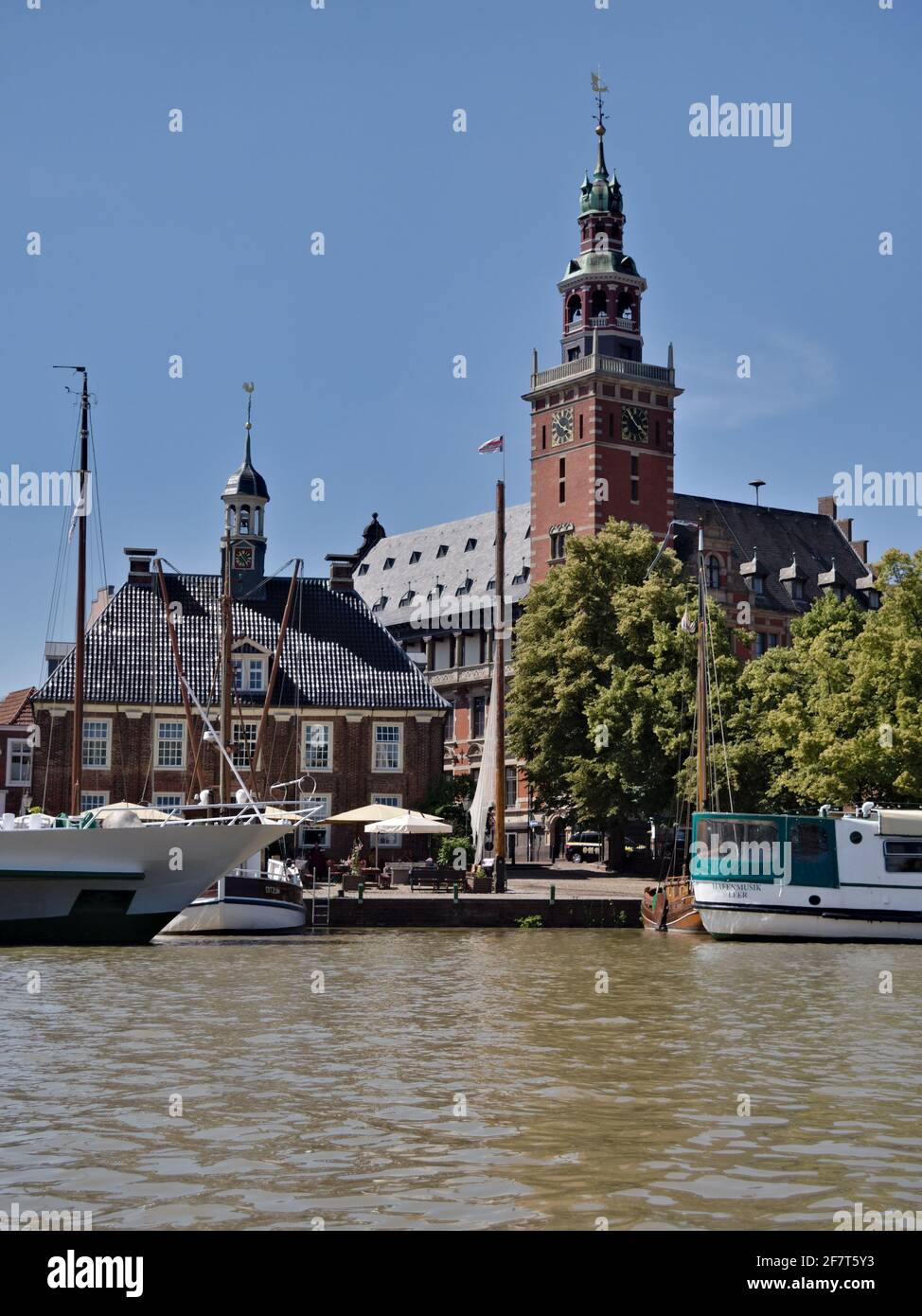 Blick vom Museumshafen auf das Rathaus und links davor ein historisches Gebäude 'Waage' Stock Photo