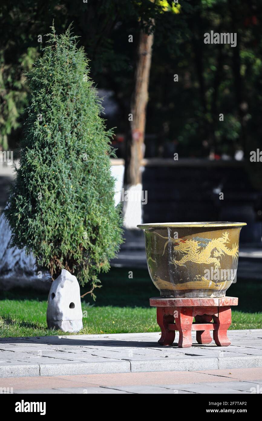 Glazed earthenware plantpot-golden long or snakelike Chinese dragon. DafoSi Temple-Zhangye-Gansu-China-1283 Stock Photo
