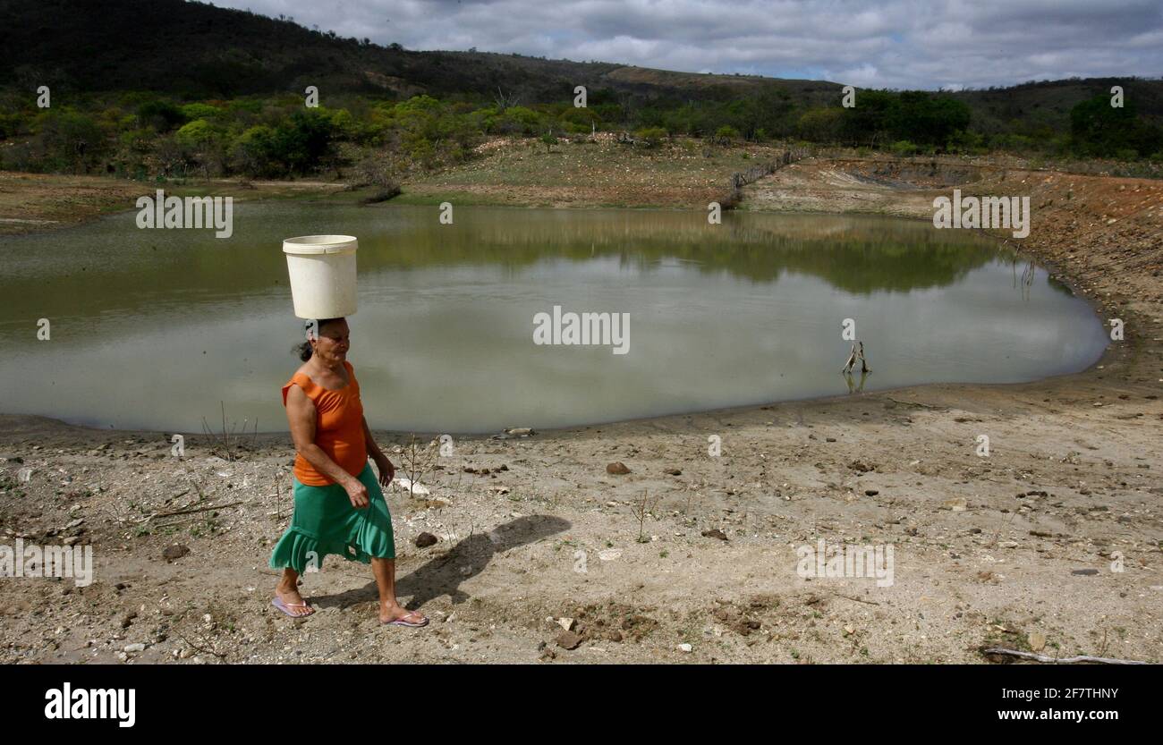 vitoria da conquesta, bahia / brazil - october 28, 2011: person is seen  collecting water from the Olho D'agua Dam in the Bate Pe district, rural  area Stock Photo - Alamy