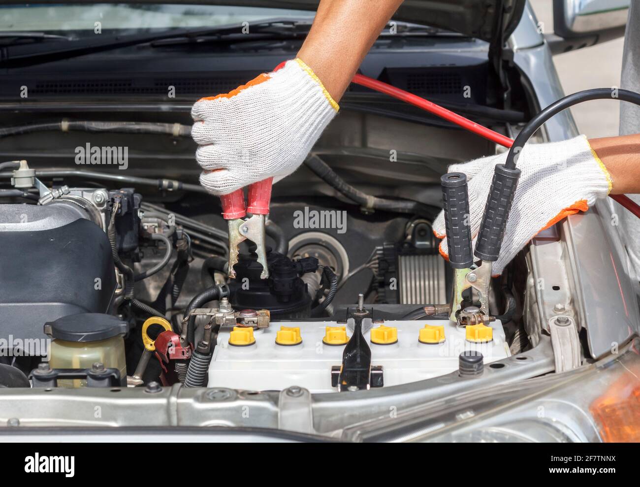 mechanic working in auto repair shop Stock Photo - Alamy