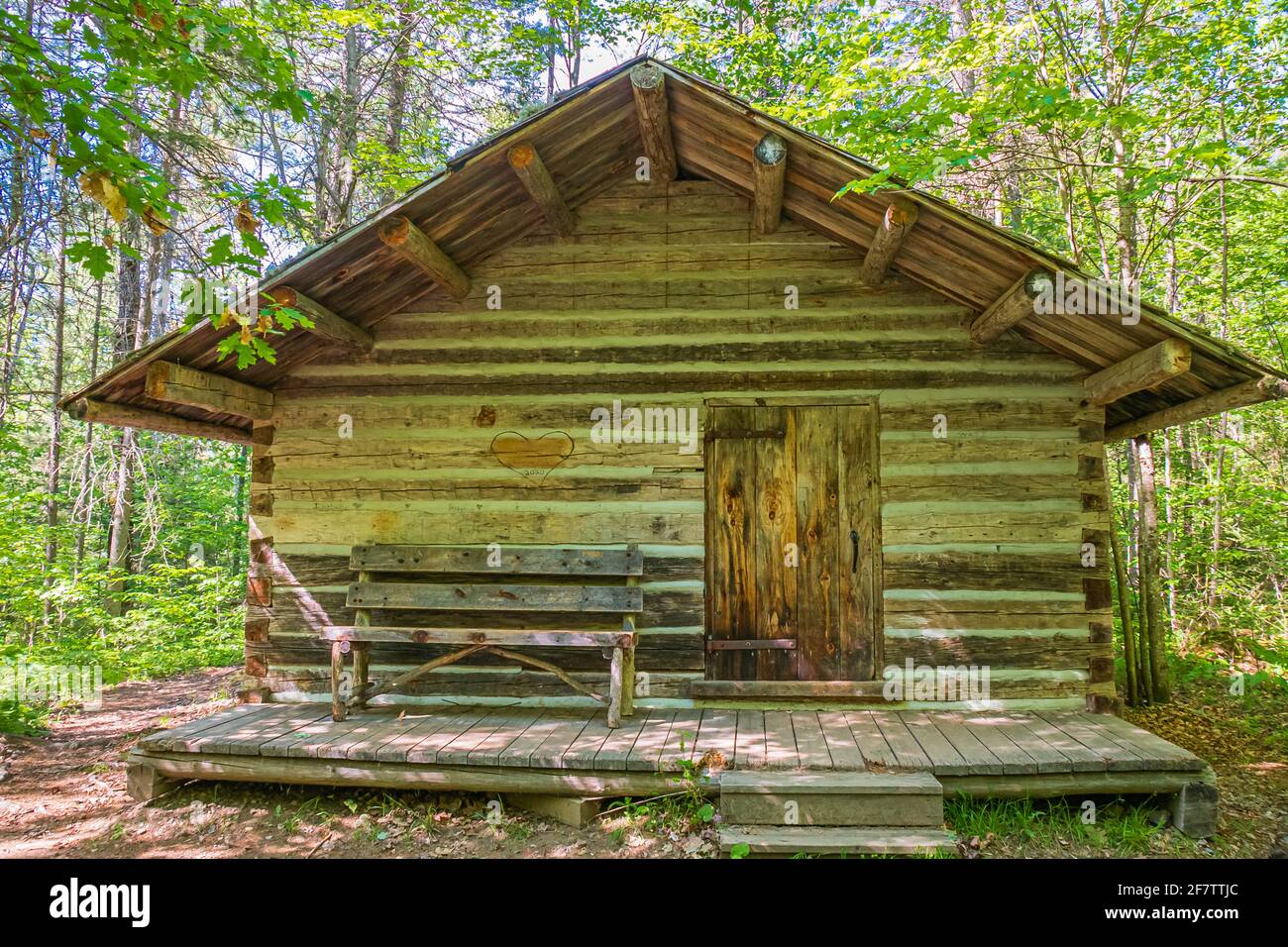 Wood cabin forest hi-res stock photography and images - Alamy