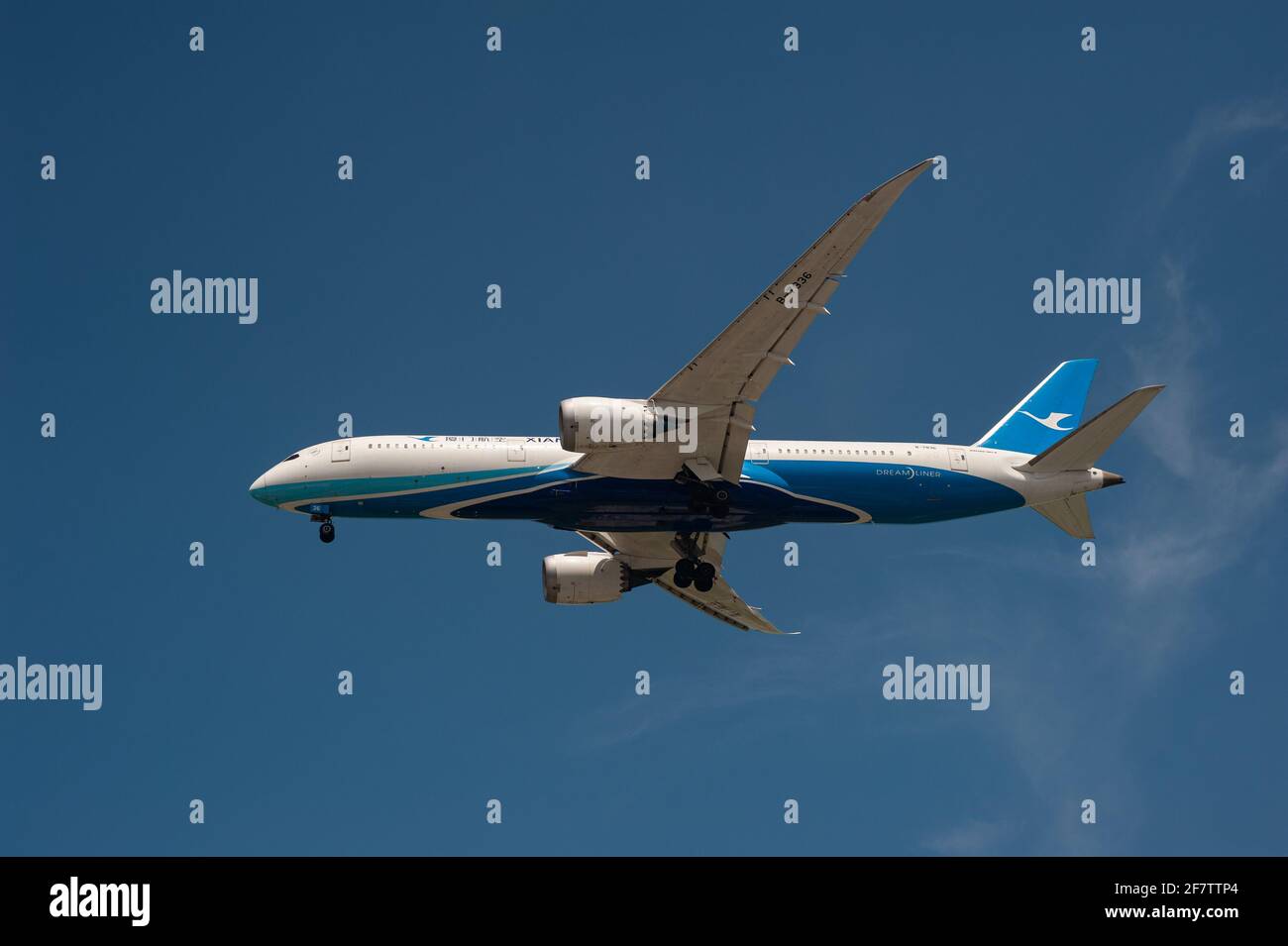 07.04.2021, Singapore, Republic of Singapore, Asia - A Xiamen Air Boeing 787-9 Dreamliner passenger plane approaches Changi Airport for landing. Stock Photo