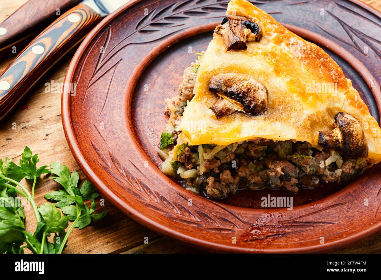 Australian beef mushroom pie hi-res stock photography and images - Alamy