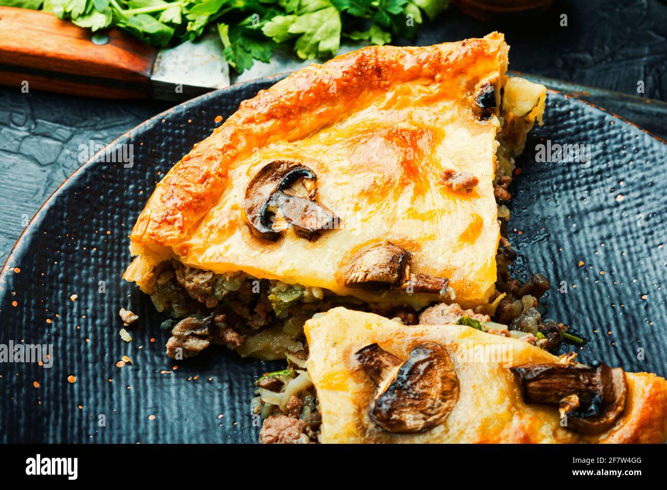 Beef and mushroom pie hi-res stock photography and images - Alamy