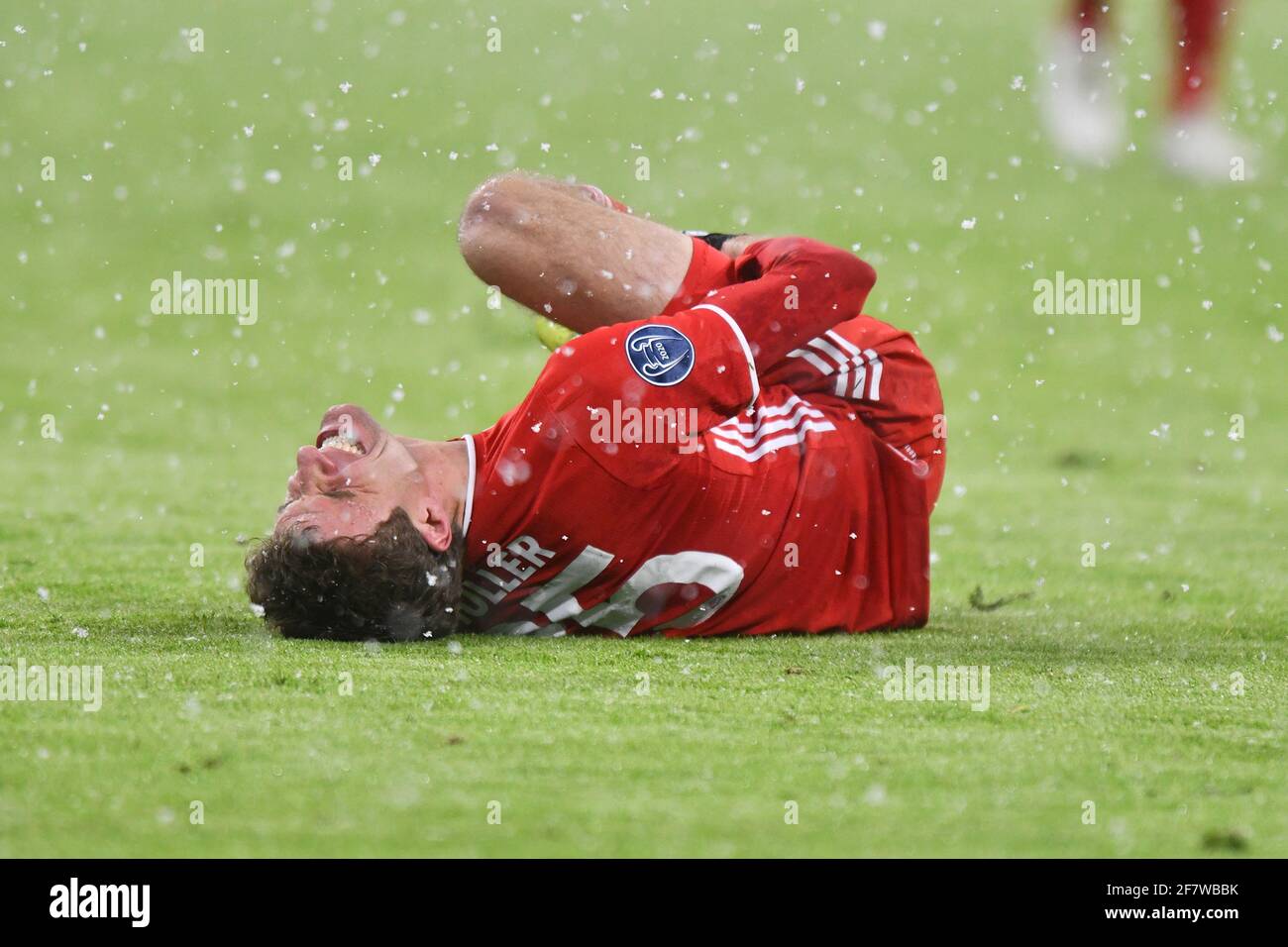 Thomas MUELLER (MâA LLER, FC Bayern Munich), injured on the ground, injury.  Action, single action, single image, cut out, whole body shot, whole  figure. FC Bayern Munich-Paris Saint Germain (PSG) 2-3, Soccer