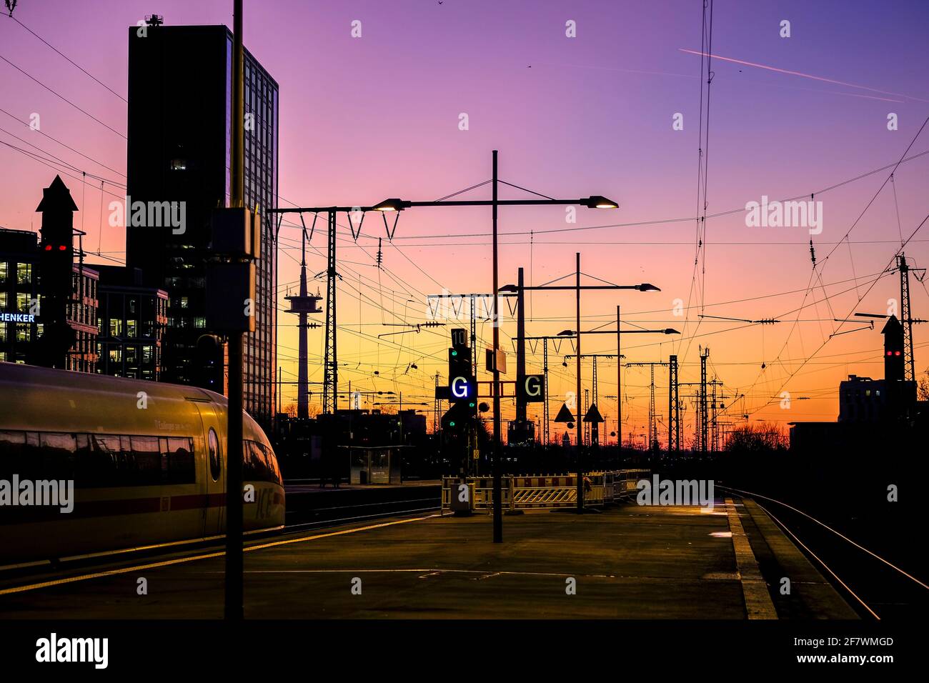04.12.2019, Essen, Nordrhein-Westfalen, Deutschland - Blick nach Westen in den Abendhimmel von einem Bahnsteig des Essener Hauptbahnhofs Stock Photo