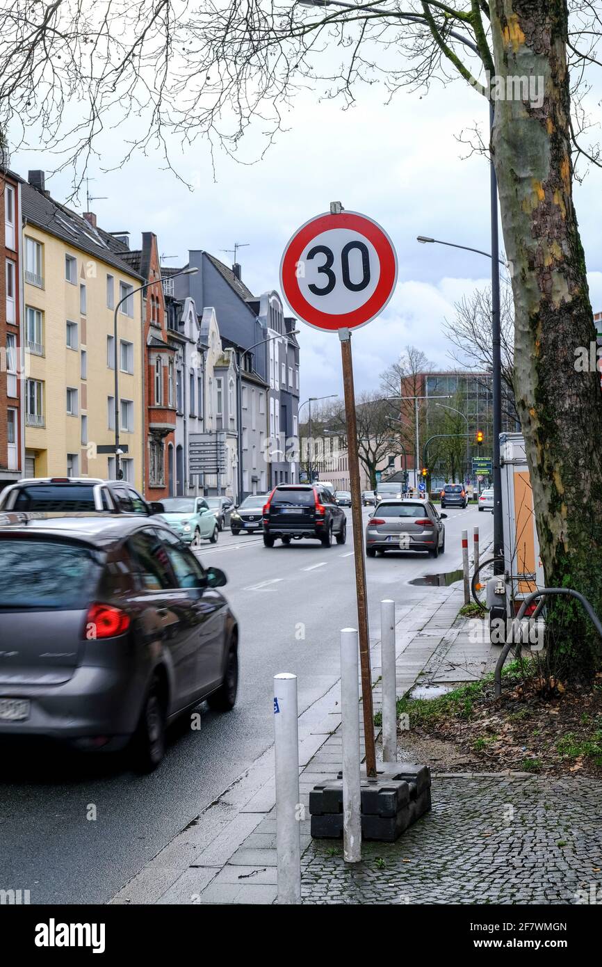 03.02.2020, Essen, Nordrhein-Westfalen, Deutschland - Pilotprojekt mit Tempo 30 auf der Alfredstrasse zwischen Bertholdstrasse und Folkwankstrasse (ca Stock Photo