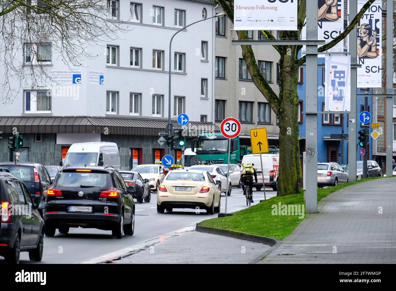 03.02.2020, Essen, Nordrhein-Westfalen, Deutschland - Pilotprojekt mit Tempo 30 auf der Alfredstrasse zwischen Bertholdstrasse und Folkwankstrasse (ca Stock Photo