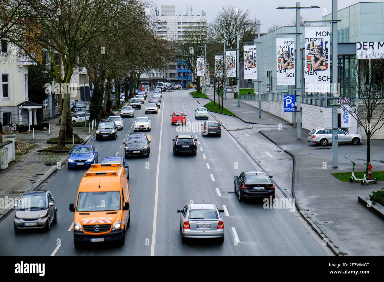 03.02.2020, Essen, Nordrhein-Westfalen, Deutschland - Blick auf die Alfredstrasse auf der Hoehe des Museums Folkwang Die vierspurig ausgebaute Alfreds Stock Photo