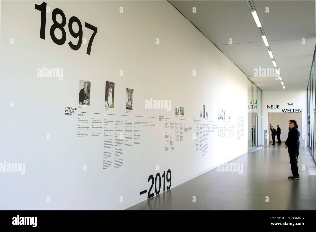 05.02.2020, Essen, Nordrhein-Westfalen, Deutschland - 1897 - 2019 Die Entwicklung des Museums Folkwang wird an einer langen Wand des Museums in Text u Stock Photo