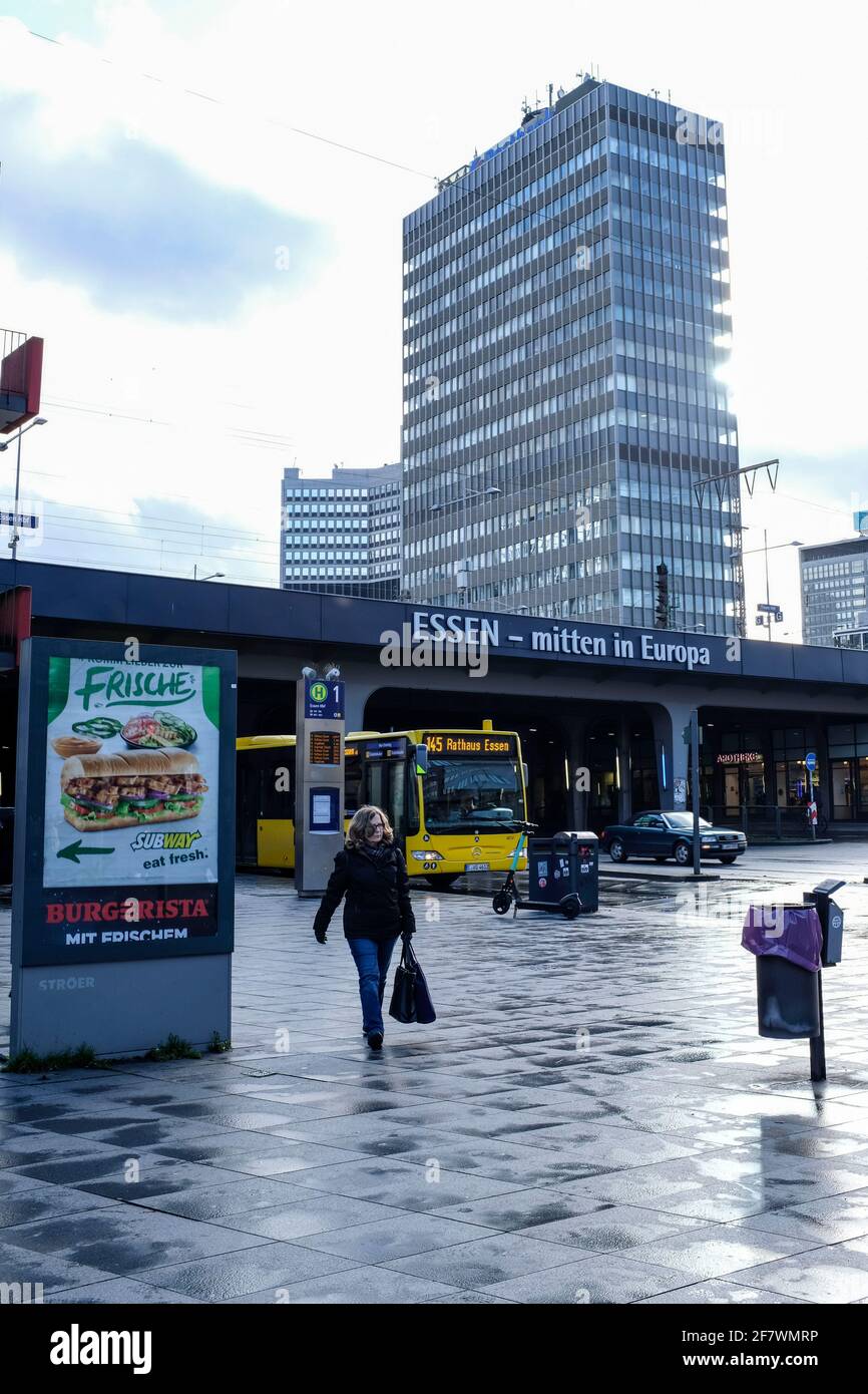 13.02.2020, Essen, Nordrhein-Westfalen, Deutschland - Essen - mitten in Europa. Vorplatz des Essener Hauptbahnhof an einem grauen Regentag Stock Photo