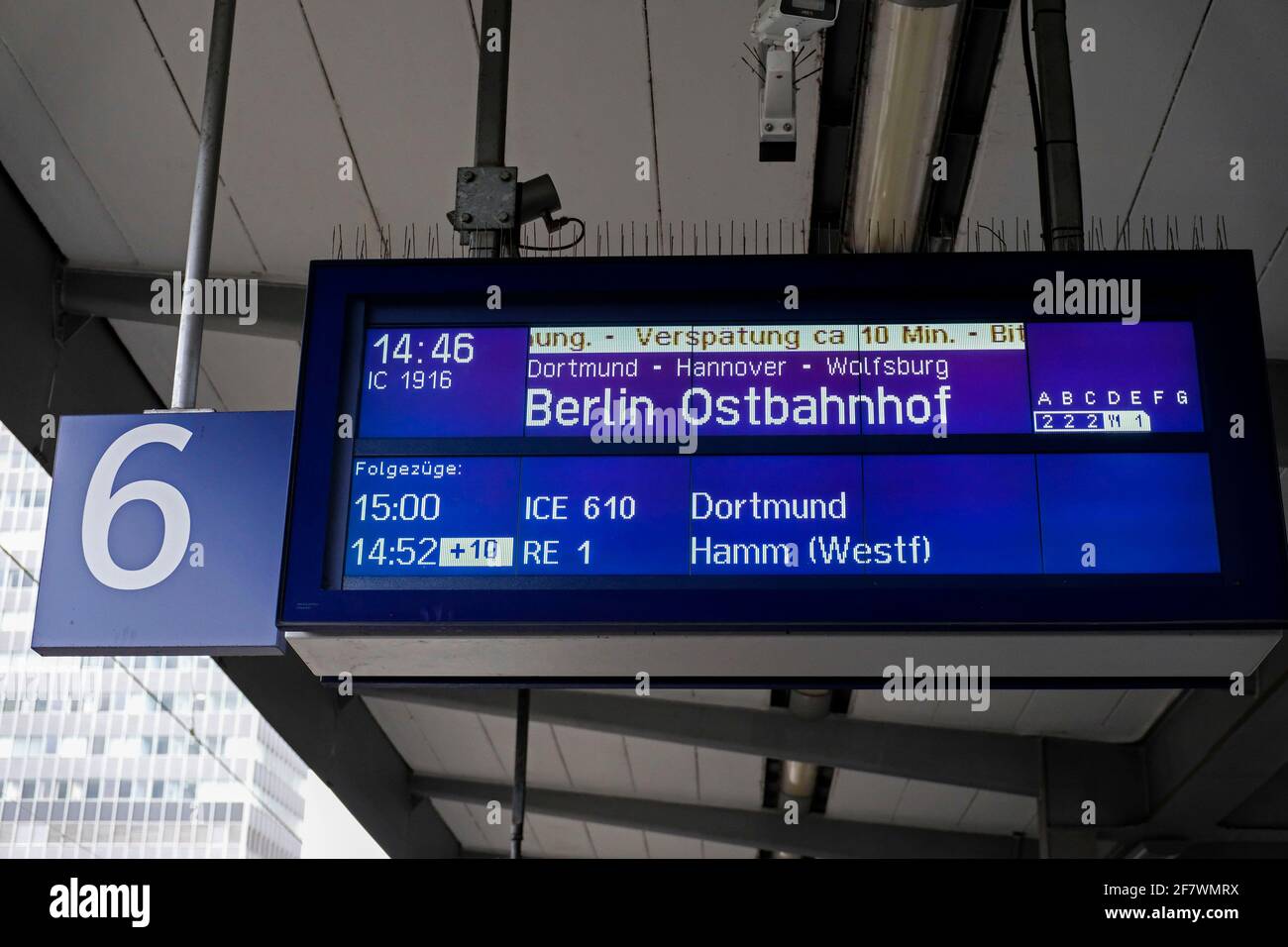 14.02.2020, Essen, Nordrhein-Westfalen, Deutschland - eine Anzeigetafel an Gleis 6 des Essener Hauptbahnhofs zeigt Verspaetungen von 10 Minuten fuer e Stock Photo
