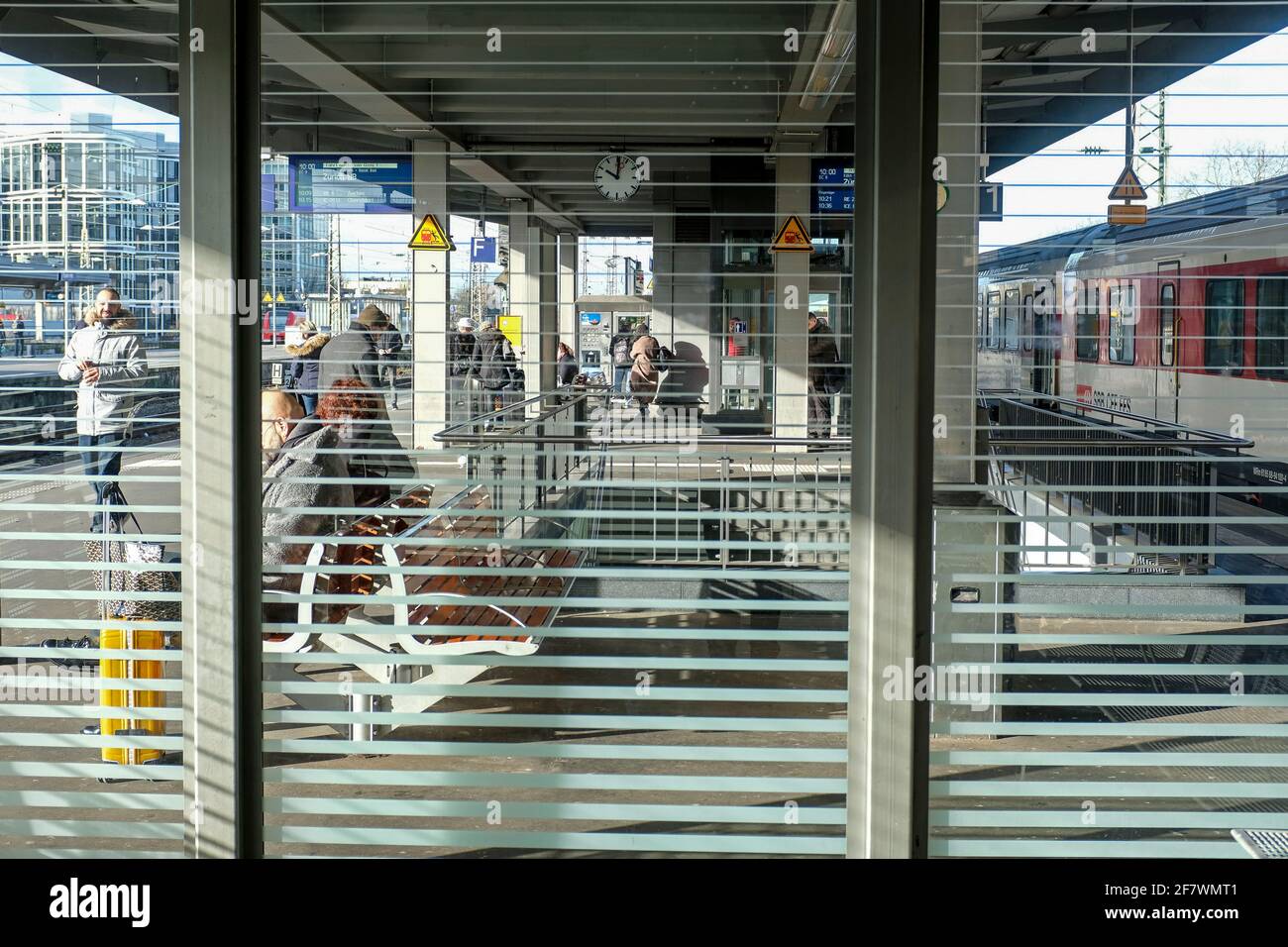 21.02.2020, Essen, Nordrhein-Westfalen, Deutschland - Blick aus einem Wartehaeuschen auf die Bahnsteige 1 und 2 des Essener Hauptbahnhofs Stock Photo