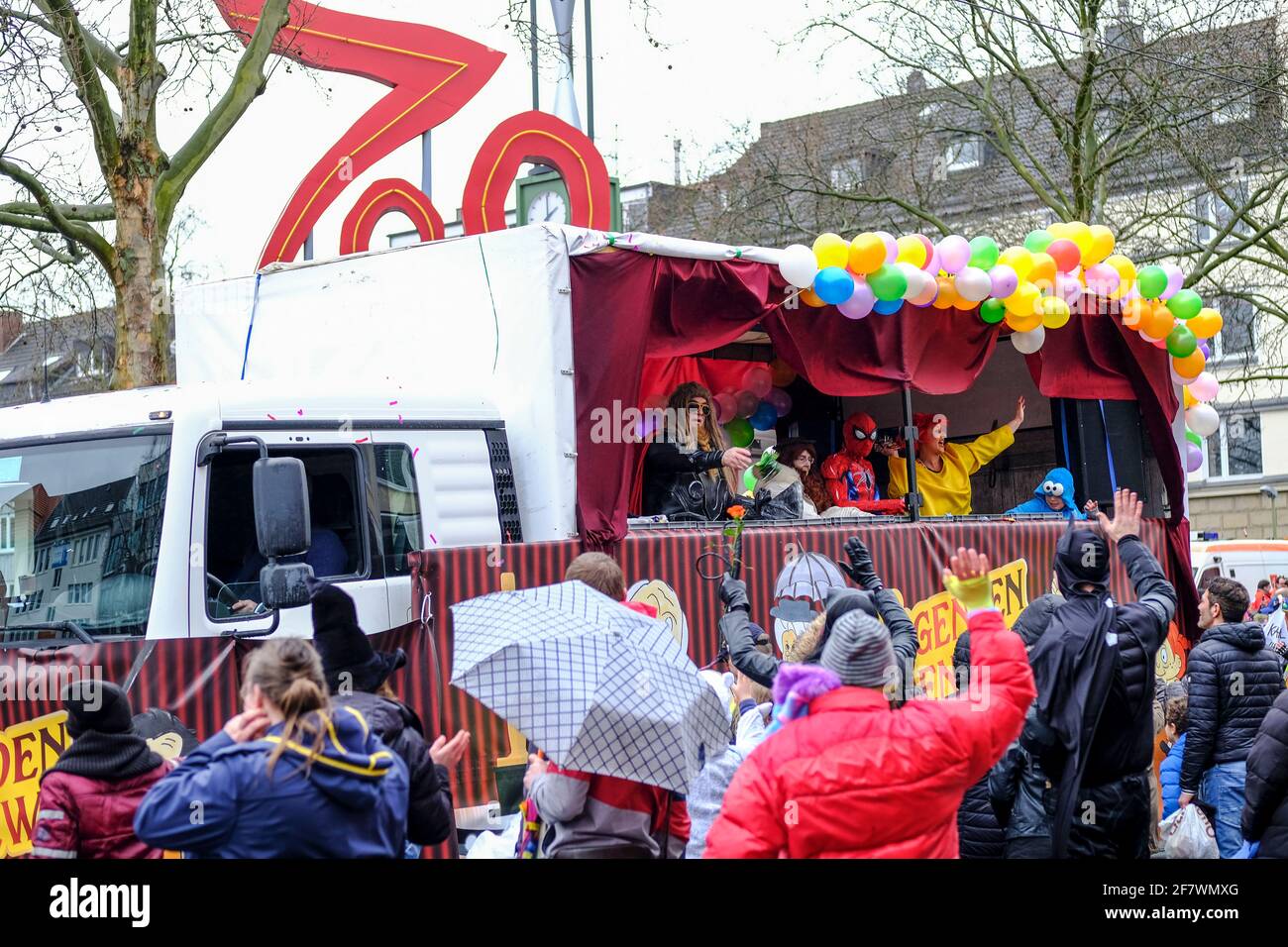 24.02.2020, Essen, Nordrhein-Westfalen, Deutschland - Strassenkarneval am Rosenmontag in Essen-Ruettenscheid am Ruettenscheider Markt Stock Photo