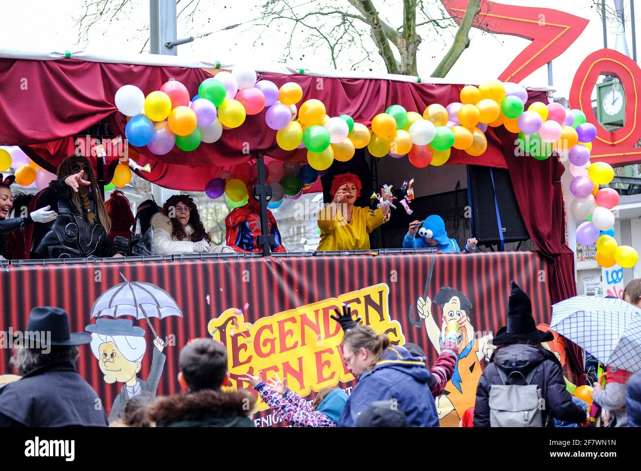 24.02.2020, Essen, Nordrhein-Westfalen, Deutschland - Strassenkarneval am Rosenmontag in Essen-Ruettenscheid am Ruettenscheider Markt Stock Photo
