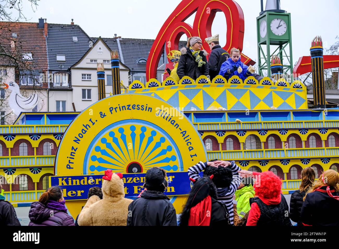 24.02.2020, Essen, Nordrhein-Westfalen, Deutschland - Strassenkarneval am Rosenmontag in Essen-Ruettenscheid am Ruettenscheider Markt Stock Photo