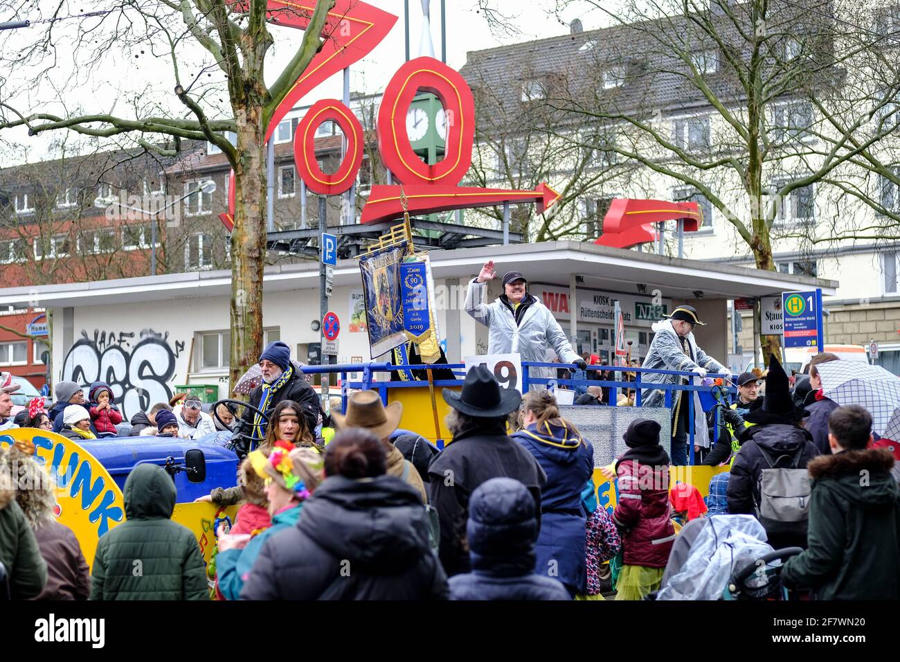 24.02.2020, Essen, Nordrhein-Westfalen, Deutschland - Strassenkarneval am Rosenmontag in Essen-Ruettenscheid am Ruettenscheider Markt Stock Photo
