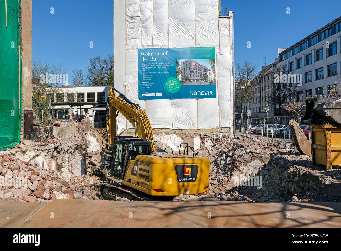 25.03.2020, Essen, Nordrhein-Westfalen, Deutschland - Ein Bagger auf einer Baustelle fuer ein neues Wohn- und Geschaeftshaus des Wohnungsunternehmens Stock Photo