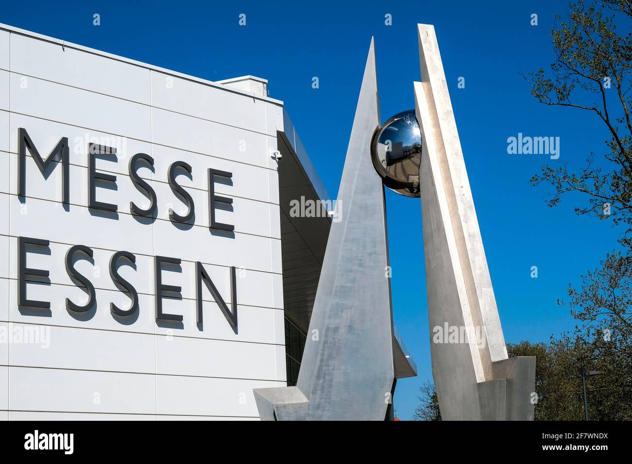 21.04.2020, Essen, Ruhrgebiet, Nordrhein-Westfalen, Deutschland - Stahlskulptur vor der Messe Essen am neuen Eingangsgebaeude in Essen-Ruettenscheid Stock Photo