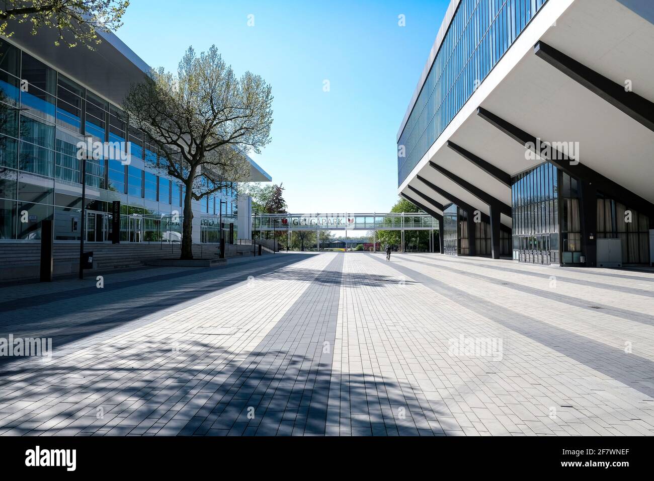 21.04.2020, Essen, Ruhrgebiet, Nordrhein-Westfalen, Deutschland - nahezu leerer Platz zwischen der Grugahalle und der Messe Essen, vor dem Eingangsber Stock Photo