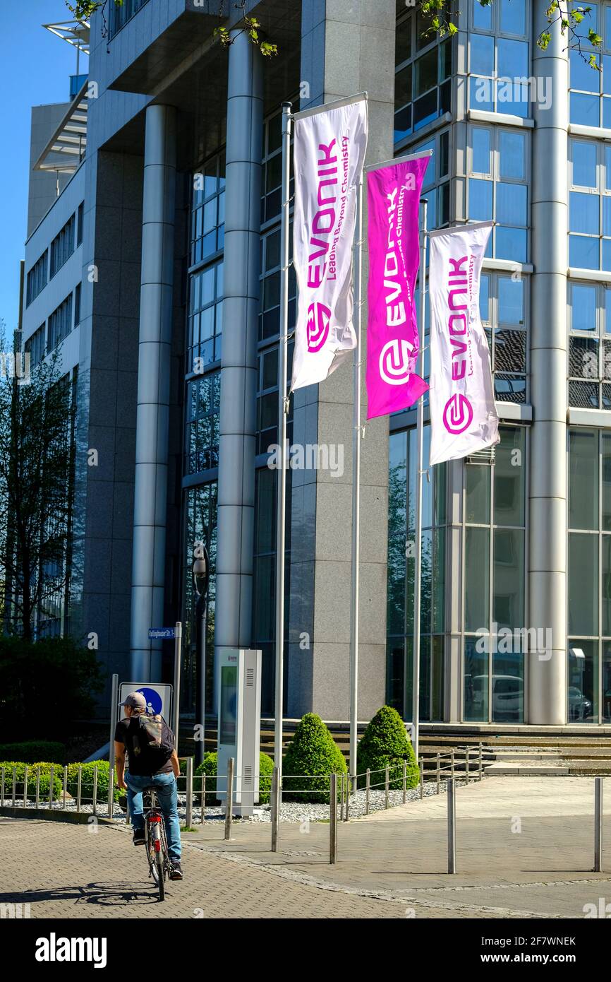 22.04.2020, Essen, Ruhrgebiet, Nordrhein-Westfalen, Deutschland - drei Banner von Evonik Industries flattern im starken Wind vor dem Unternehmenssitz Stock Photo