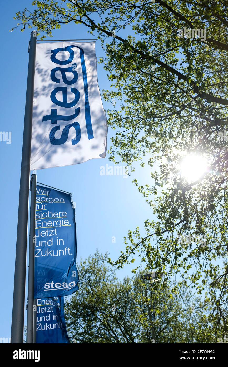 22.04.2020, Essen, Ruhrgebiet, Nordrhein-Westfalen, Deutschland - Banner des Energieerzeugers und Energieversorgers STEAG  flatterern im starken Wind Stock Photo