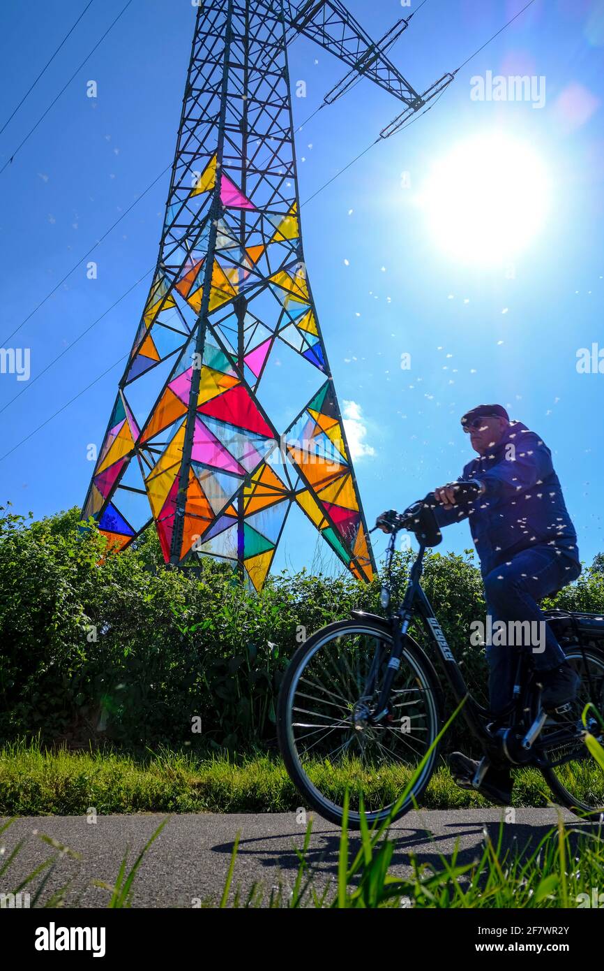 14.05.2020, Essen, Ruhrgebiet, Nordrhein-Westfalen, Deutschland - Ein alter Fahrradfahrer faehrt durch einen Insektenschwarm auf einem Radweg an der R Stock Photo