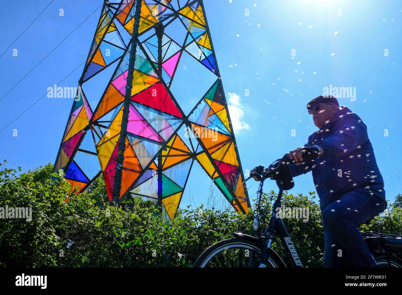 14.05.2020, Essen, Ruhrgebiet, Nordrhein-Westfalen, Deutschland - Ein aelterer Fahrradfahrer faehrt durch einen Insektenschwarm auf einem Radweg an de Stock Photo