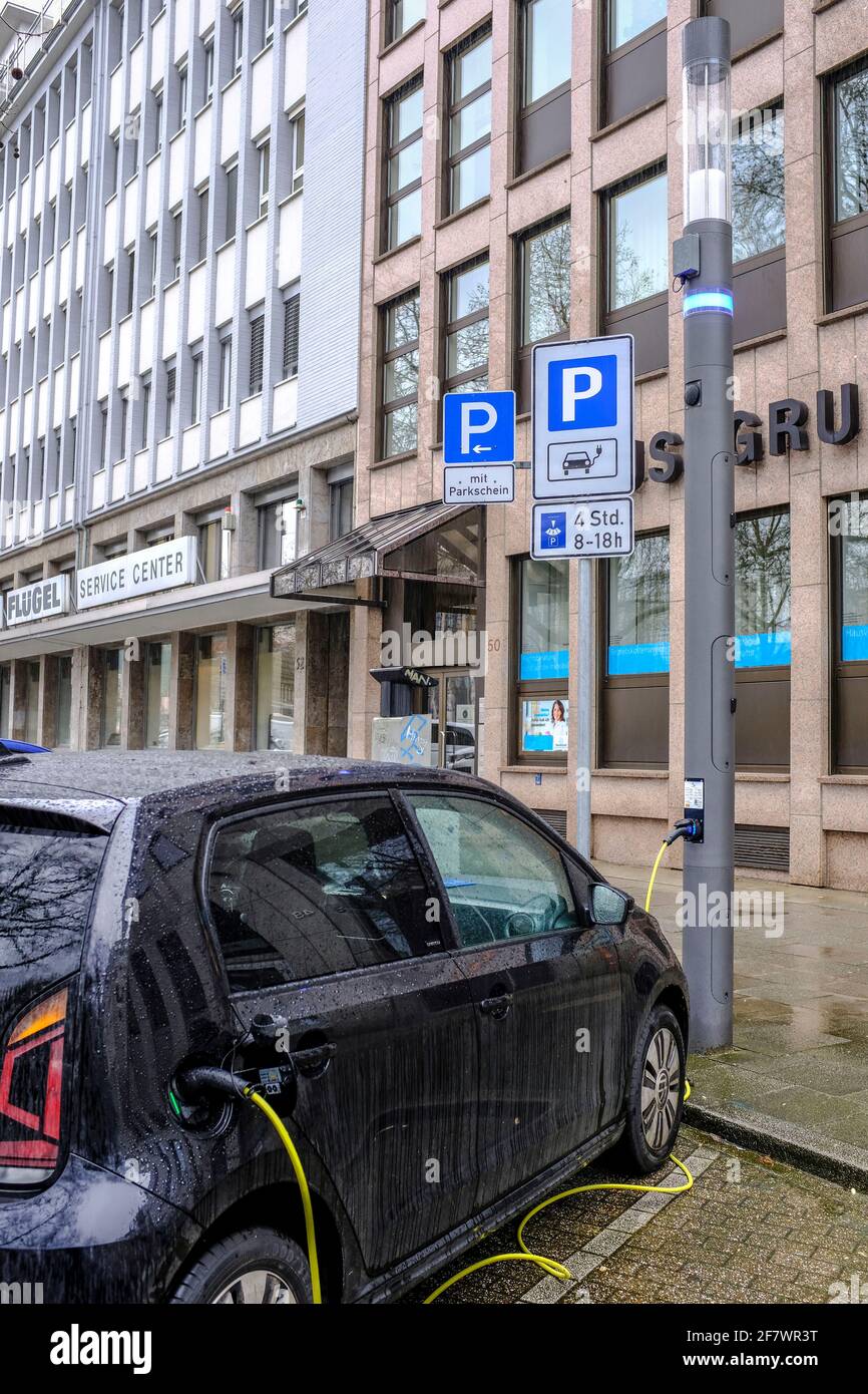 03.02.2021, Essen, Nordrhein-Westfalen, Deutschland - Ein Elektroauto wird in Essen an einer Laterne aufgeladen, an einer multifunktionalen sogenannte Stock Photo