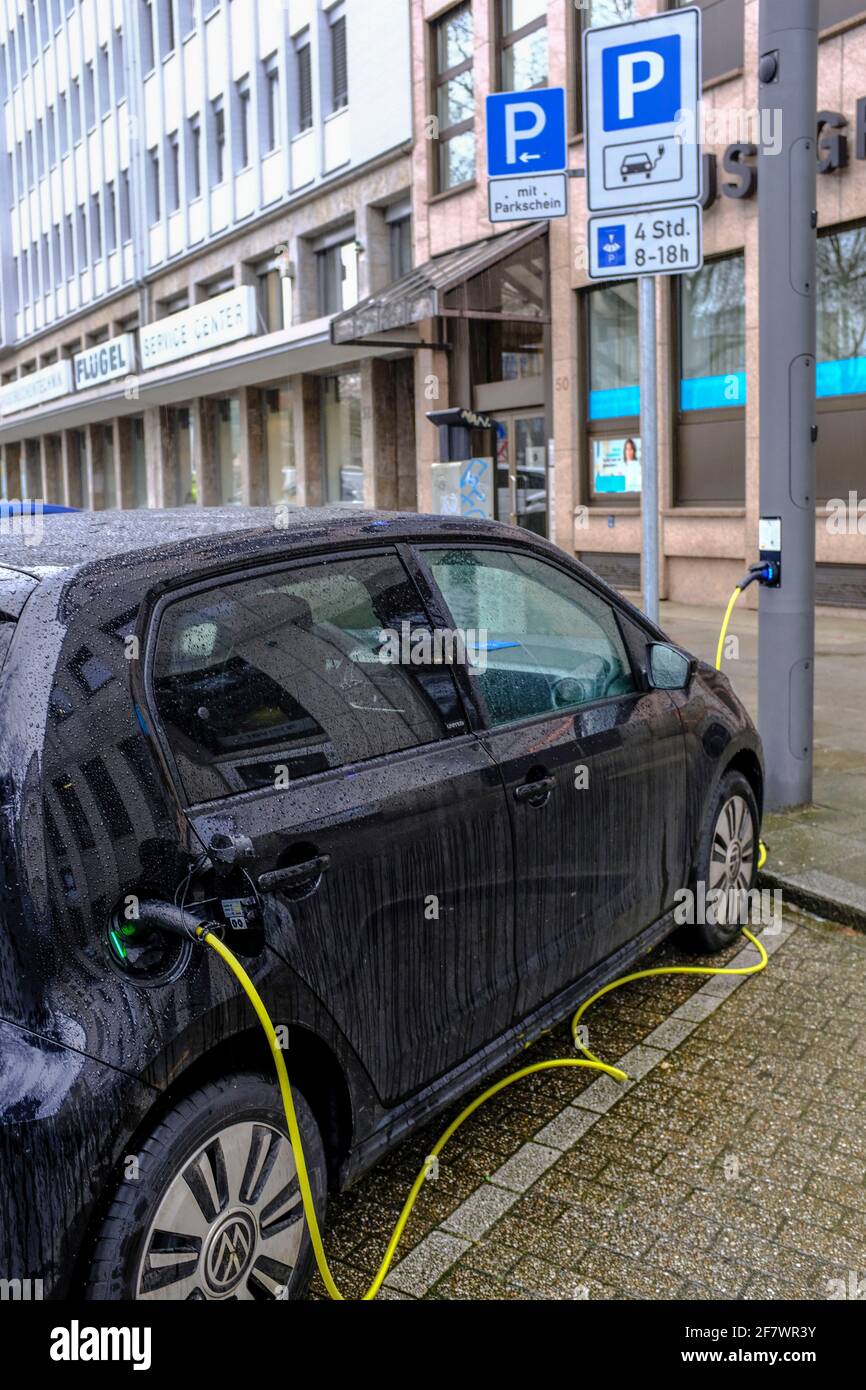 03.02.2021, Essen, Nordrhein-Westfalen, Deutschland - Ein Elektroauto wird in Essen an einer Laterne aufgeladen, an einer multifunktionalen sogenannte Stock Photo