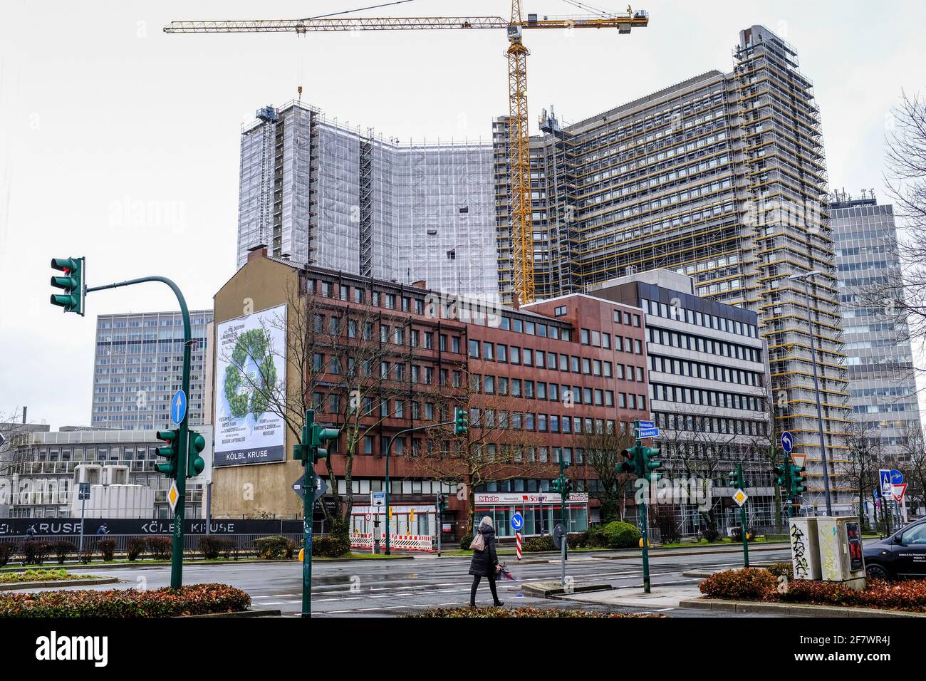 03.02.2021, Essen, Nordrhein-Westfalen, Deutschland - Die ehemalige Konzernzentrale der RWE AG an der Huyssenallee wird Stockwerk fuer Stockwerk abger Stock Photo