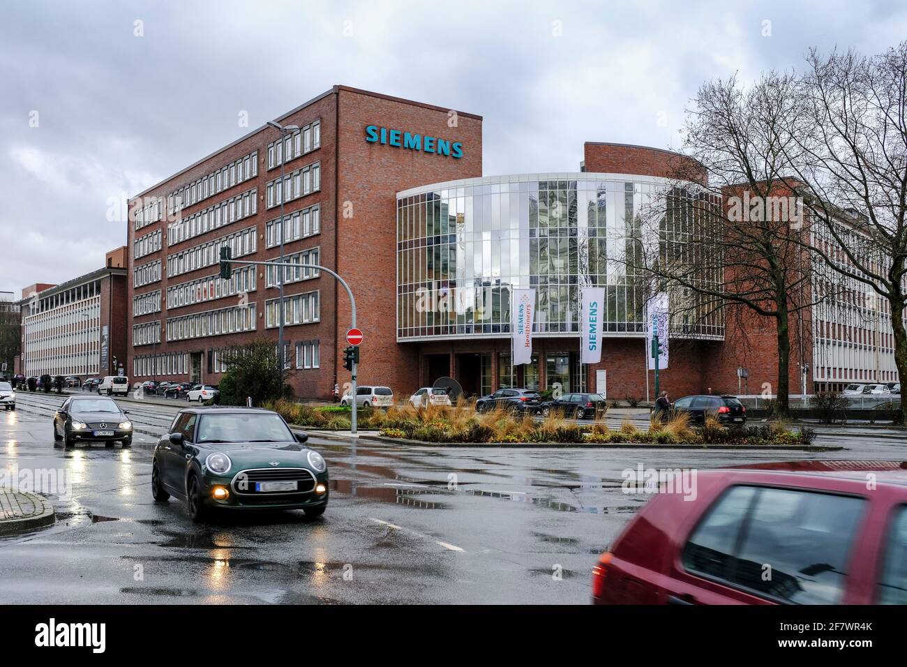 03.02.2021, Essen, Nordrhein-Westfalen, Deutschland - dunkle Wolken ueber der Siemens Niederlassung Ruhr in Essen Stock Photo