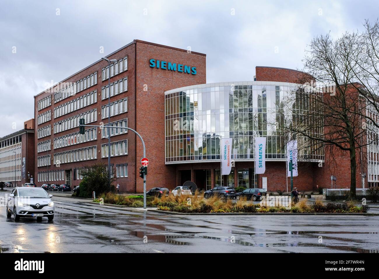 03.02.2021, Essen, Nordrhein-Westfalen, Deutschland - dunkle Wolken ueber der Siemens Niederlassung Ruhr in Essen Stock Photo