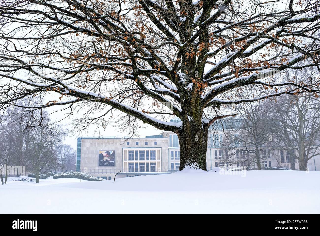 08.02.2021, Essen, Nordrhein-Westfalen, Deutschland - Essener Philharmonie im Schnee Stock Photo