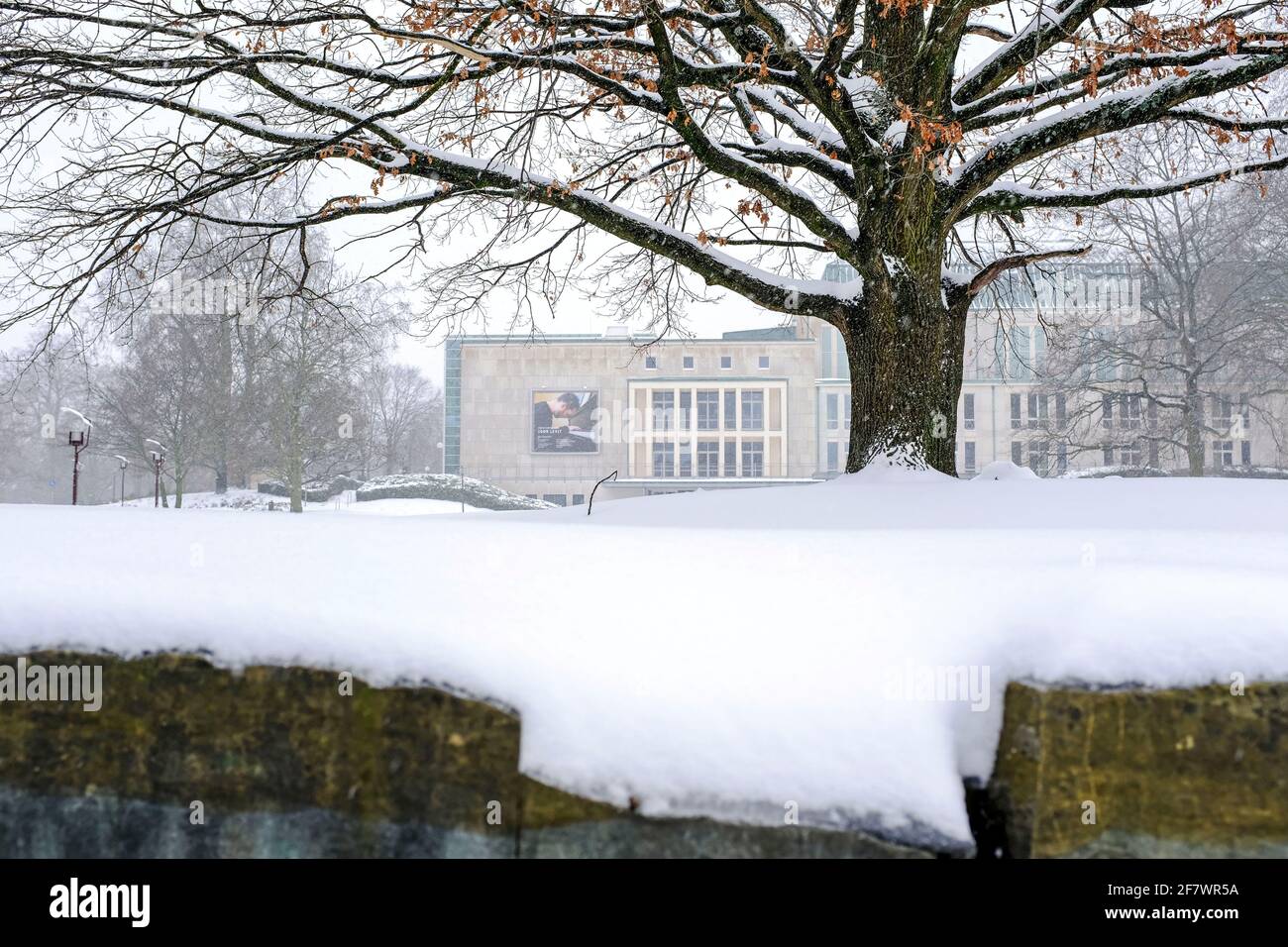 08.02.2021, Essen, Nordrhein-Westfalen, Deutschland - Essener Philharmonie im Schnee Stock Photo
