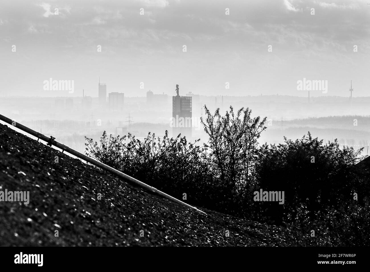 DEU, Deutschland, Gelsenkirchen, 25.11.2013: Blick von der Halde Rungenberg in Gelsenkirchen auf den Turm der ehemaligen Zeche Nordstern mit der 18 Me Stock Photo