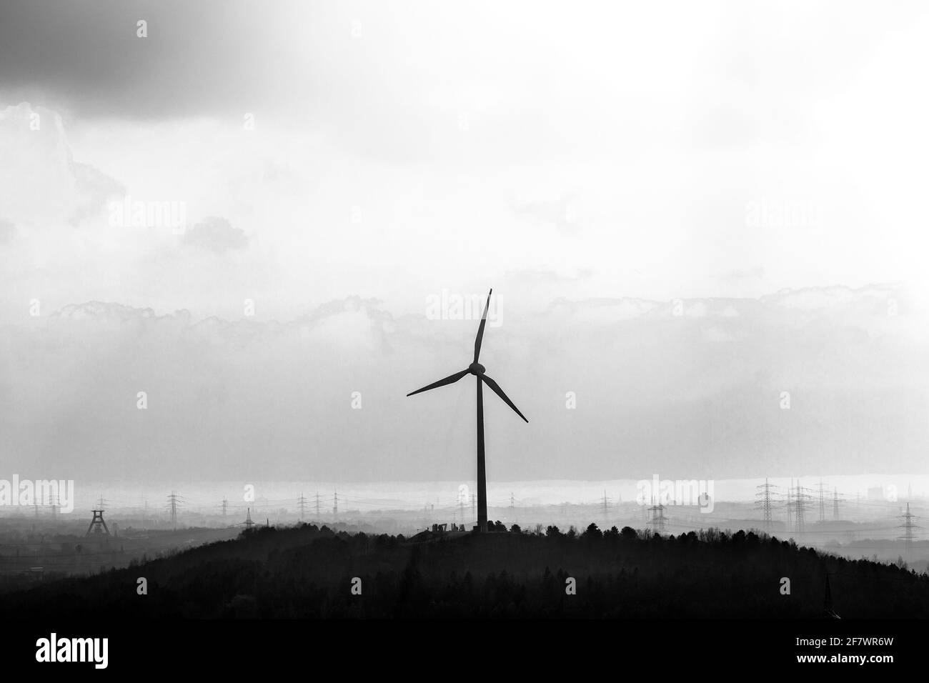 DEU, Deutschland, Herten, 17.02.2013: Windrad auf der Bergehalde Hoppenbruch in Herten am Nachmittag. Unten links ist der Förderturm der ehemaligen Ze Stock Photo