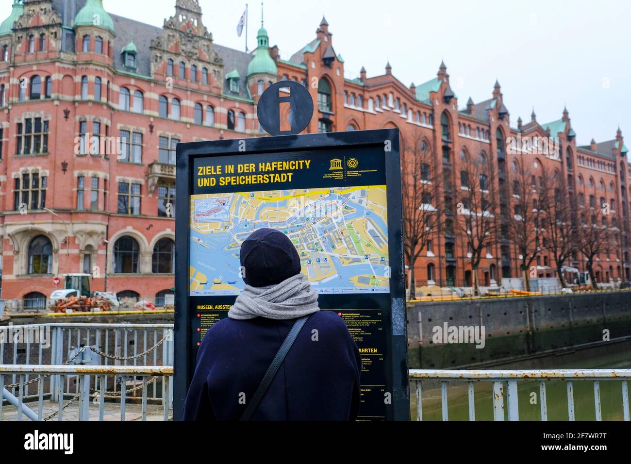 24.11.2018, Hamburg, Deutschland - eine Touristin informiert sich ueber  Ziele in der Hamburger Hafencity und Speicherstadt im November Stock Photo  - Alamy