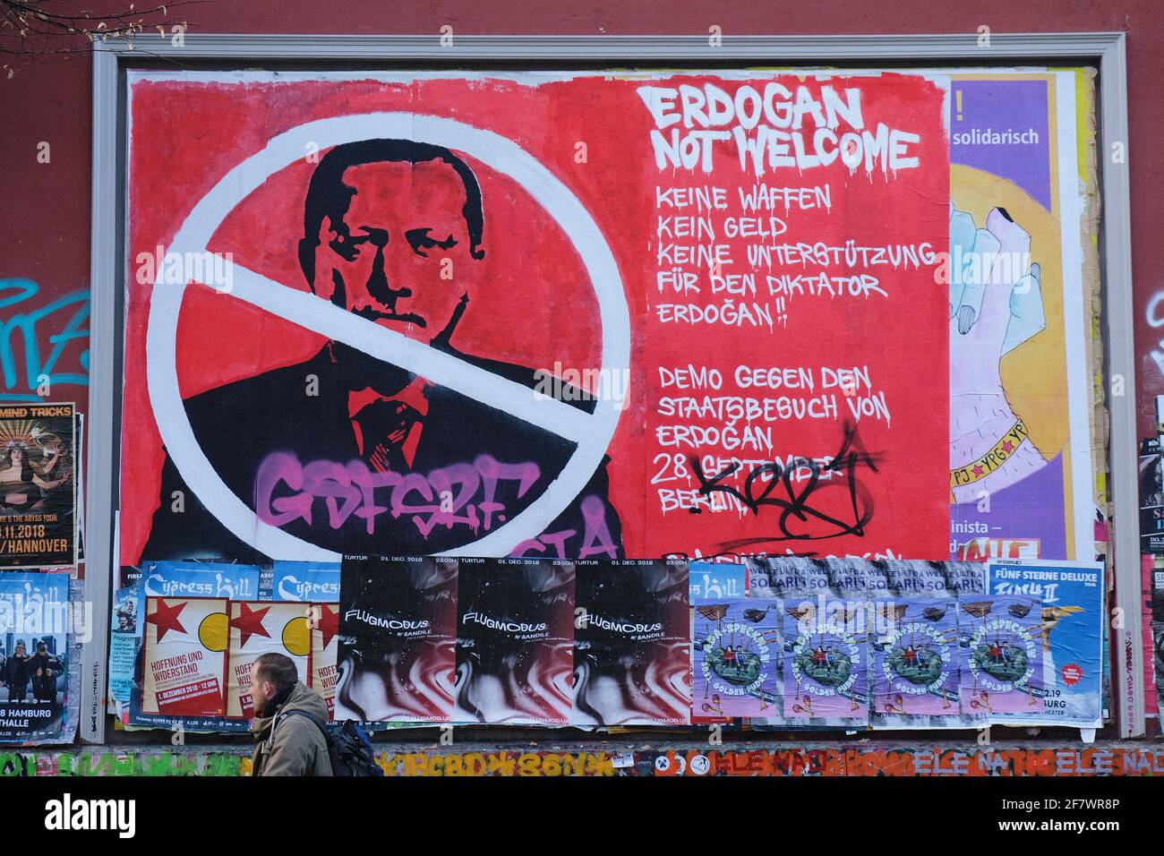 26.11.2018, Hamburg, Deutschland - Erdogan not welcome, altes Plakat im Hamburger Schanzenviertel mit einem Aufruf zur Demonstration gegen den Staaats Stock Photo