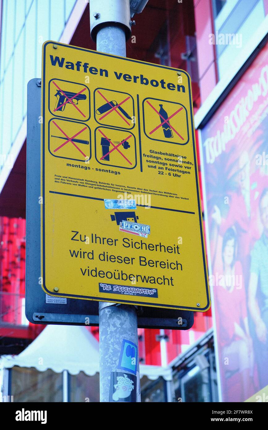 26.11.2018, Hamburg, Deutschland - Waffen verboten, Verbotsschild auf der Hamburger Reeperbahn Stock Photo