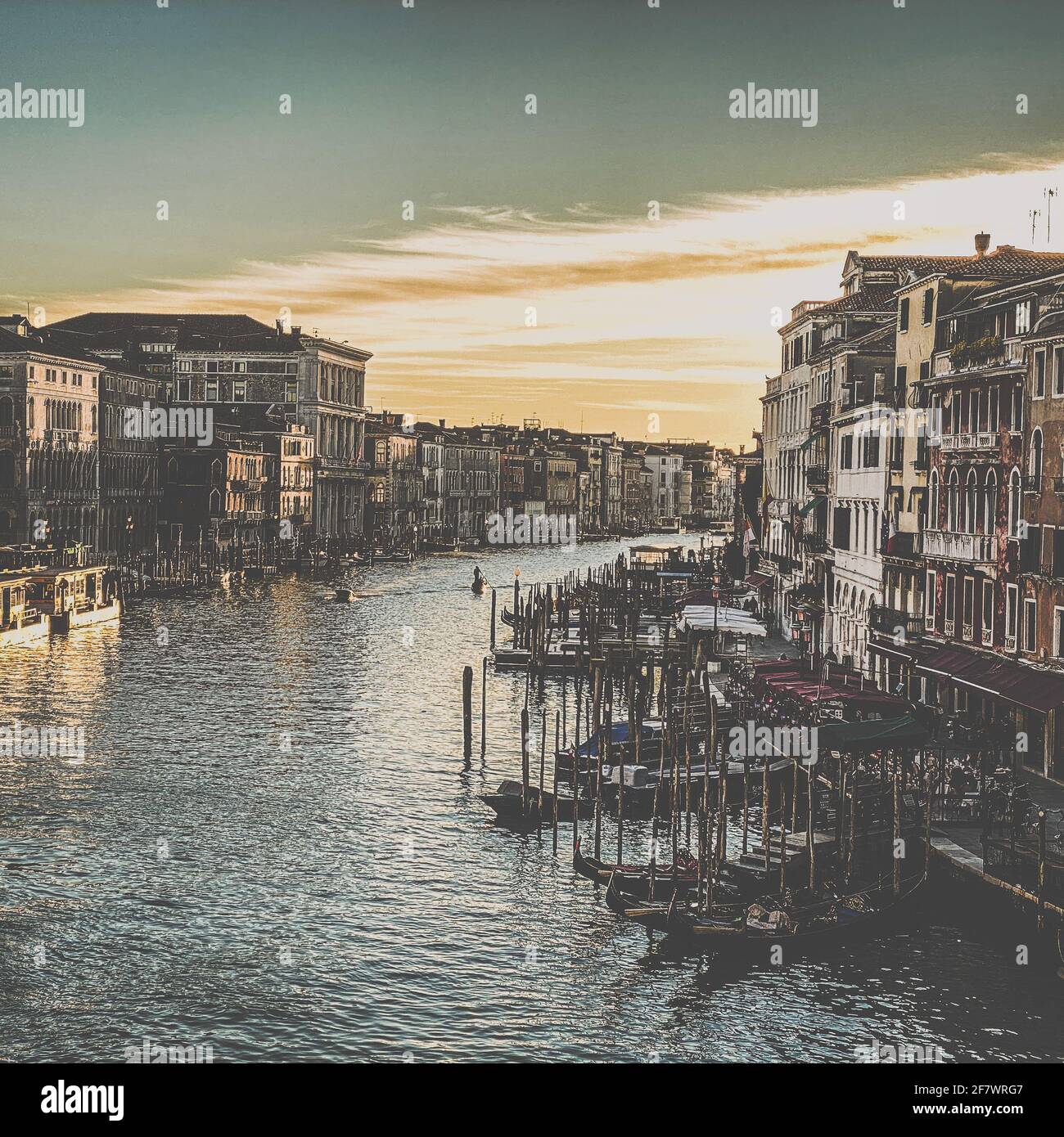 Vintage rialto bridge venice hi-res stock photography and images - Alamy