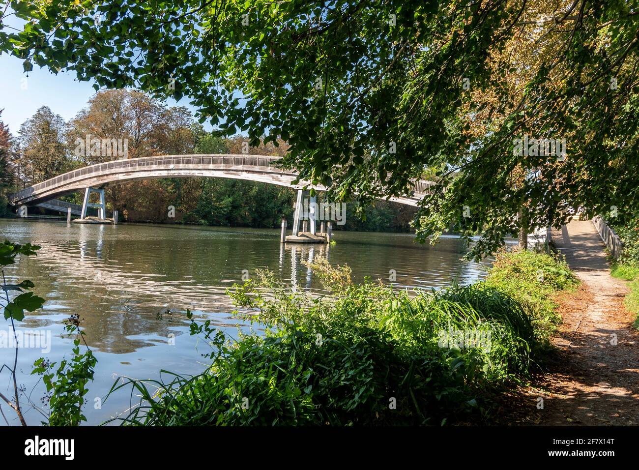 The wooden structure of the Temple footbridge at Temple Lock on the River Thames in Buckinghamshire, Britain.  It allows walkers a link to continue al Stock Photo